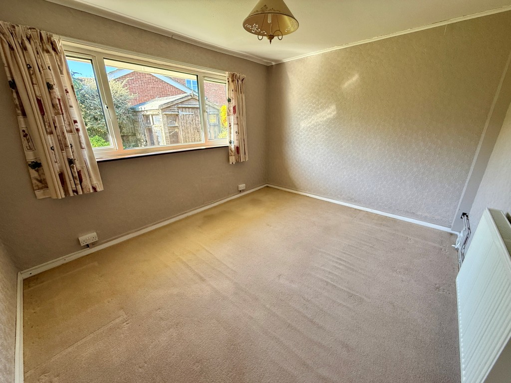 Lot: 116 - DETACHED BUNGALOW FOR REFURBISHMENT AND REPAIR - Living room